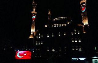 Camiye yansıtılan ışıklı bayrak ile Azerbaycan’a...