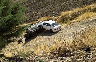 Çarpışan araçlar şarampole yuvarlandı