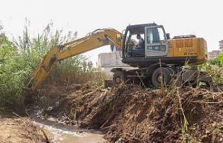 Çeşmeli Mahallesindeki kanal temizlendi