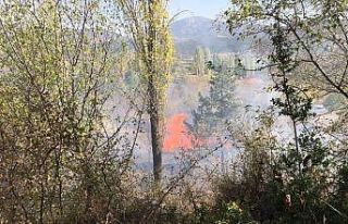 Çiftçi anız yakmak isterken, 10 dönüm arazi yandı