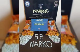 Cips paketinde uyuşturucu saklayan 2 kişi tutuklandı