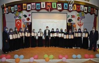 Cizre’de 26 hafız düzenlenen törenle belgelerini...