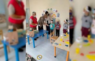 Çocuklar çikolata ve maske ile sevindirildi