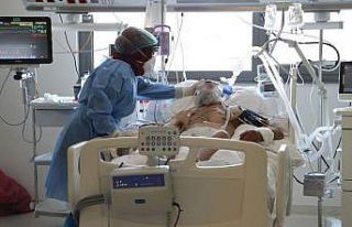 Covid-19 yoğun bakımında görev yapan doktorlar,...