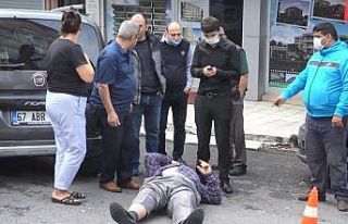 Cuma namazından dönen yaşlı adama otomobil çarptı