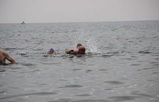 Cumhuriyet Bayramı’nı yüzerek kutladılar