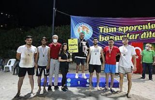 Cumhuriyet Plaj Voleybolu Turnuvasının kazananları...
