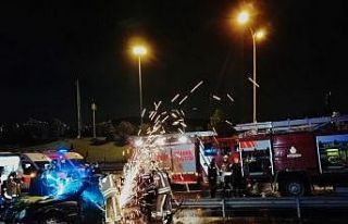 D-100’de otomobil bariyerlere girdi: 2 yaralı