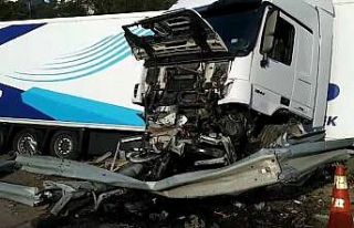 D-650 karayolunda tır bariyerlere çarparak hurdaya...