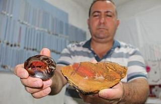 Dağlardan topladığı taş parçalarını göz alıcı...