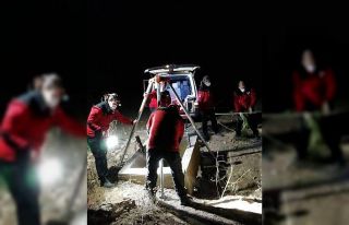 DAK kuyuda günlerdir mahsur alan yavru kediyi kurtardı