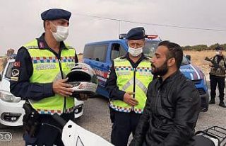 Dakikalar önce uyarıldı, hediye edilen kaskı başına...