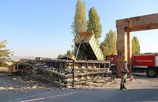 Damperi açık kalan kamyon, mermer bloklardan oluşan...