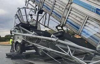 Damperi açılan kamyon yön levhasını devirdi