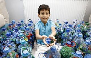 Dedesinin çay ocağında topladığı kapaklar ile...