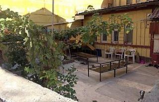 Demir keserken hem kendini hem arkadaşını yaraladı