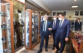 Demircan fotoğraf makinesi müzesine hayran kaldı