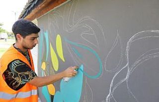 Demokrasi Meydanının duvarları grafiti ile renkleniyor