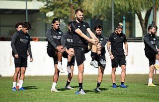 Denizlispor, Beşiktaş maçına mola vermeden çalışıyor
