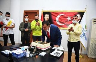 Derebeylerinden Gürkan’a sürpriz kutlama