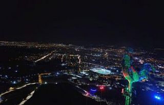 Dev horoz heykeli Azerbaycan’ın renklerine büründü
