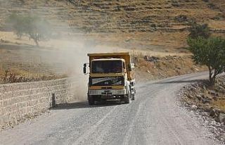 Develi’de iki mahalle arasındaki bağlantı yolu...