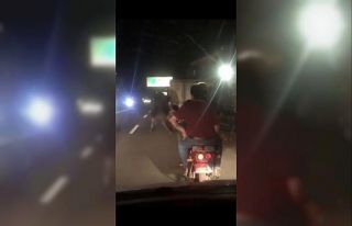 Deveyi kamyonete bağlayıp trafikte sürüklediler