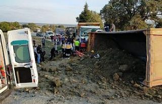 Devrilen kamyonda sıkışan sürücü 3 saat sonra...