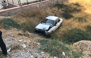 Direğe çarpan otomobil tarlaya uçtu