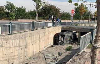 Direksiyon hakimiyeti kaybolan otomobil kanala uçtu:...