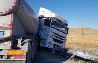 Direksiyon hakimiyetini kaybeden tır refüje çarpıp...