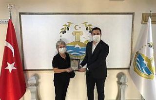 Diş hekimi ekipmanlarını hastaneye bağışladı