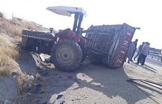 Diyarbakır’da traktör ile minibüs çarpıştı:...