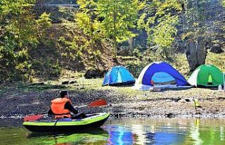 Doğası ile hayran bırakan gölde kano keyfi