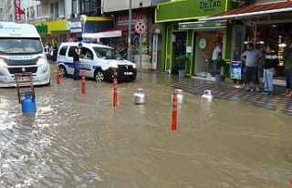 Dükkanlarına su girmesin diye yolu tüplerle kapattılar
