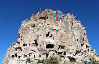 Dünyanın en yüksek peribacasına Azerbaycan bayrağı...