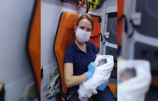 Dünyaya ambulansta ’merhaba’ dedi