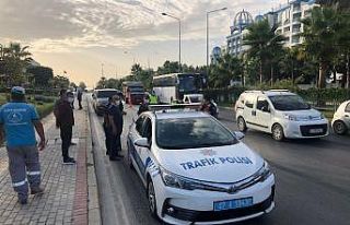 Duran otomobile arkadan çarpan motosiklet sürücüsü...