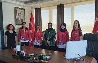 Dürdane Beyoğlu kadın milli sporcularla buluştu