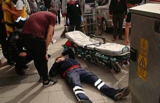 Eczane çalışanı maske denetimi yapan 112 Şube...