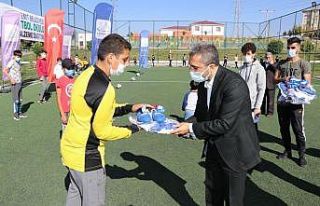 Edremit Belediyesi’nden öğrencilere spor malzemesi