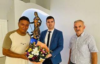 Edremit Belediyesi’nden sanatçılara vefa