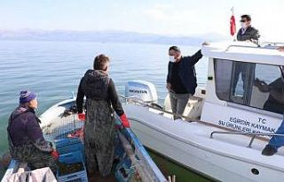 Eğirdir Kaymakamı Çelik, gölde su ürünleri denetimi...