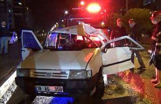 Ekipler, araçta sıkışan sürücüyü kurtarmak...