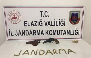 Elazığ’da bir şahıs, 38 kalibrelik tabanca ile...