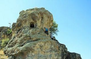 Elazığ’da dikkat çeken "Delikli Kaya"