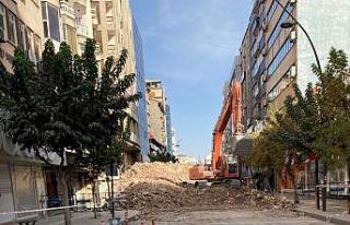 Elazığ’da Gazi Caddesi,yıkım çalışması nedeniyle...