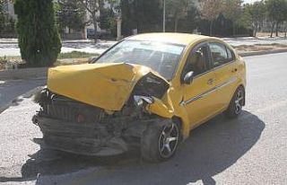 Elazığ’da hafif ticari araç ile otomobil çarpıştı:3...