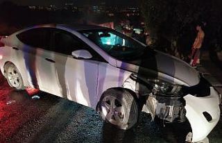 Elazığ’da otomobil direğe çarptı: 4 yaralı