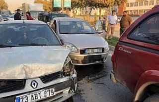Elazığ’da zincirleme kaza, 5 araç birbirine girdi